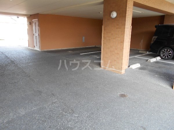 27/30 駐車場