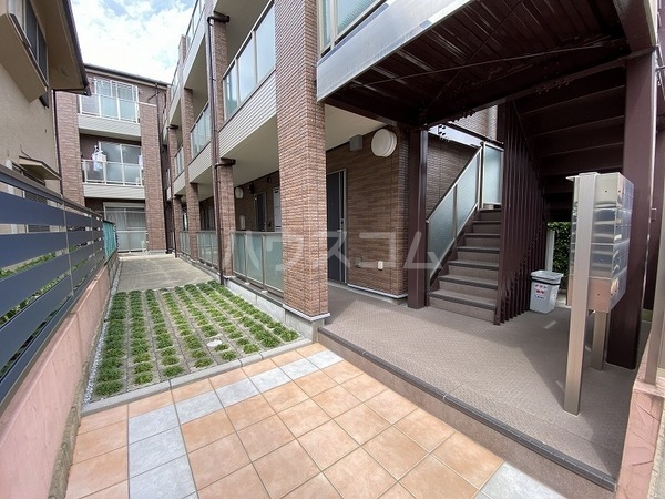 18/25 エントランス