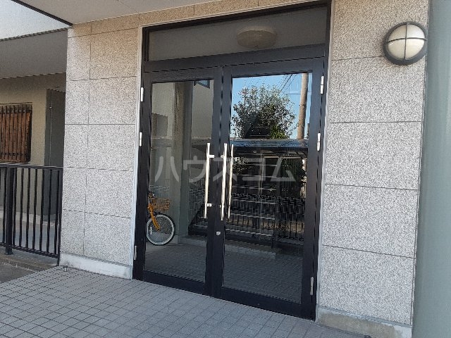 27/30 エントランス