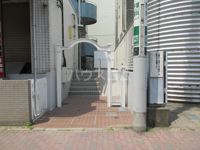 23/30 エントランス