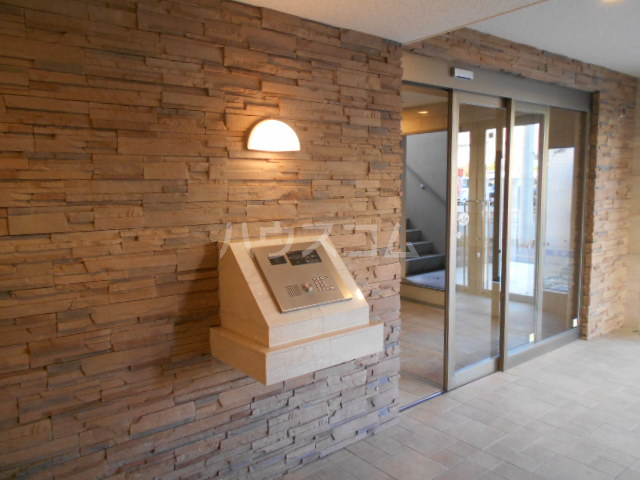 23/30 エントランス