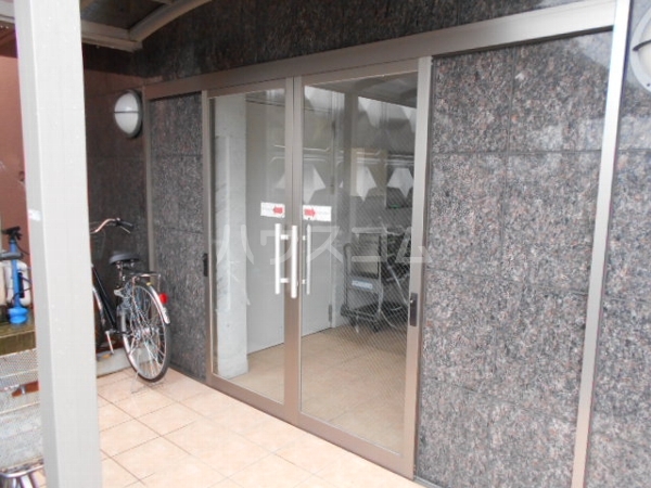 18/25 エントランス