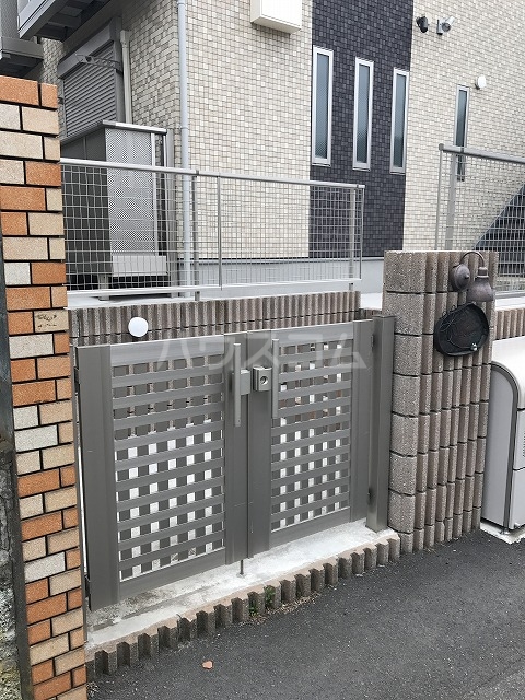 23/30 エントランス