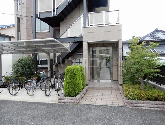 16/16 エントランス