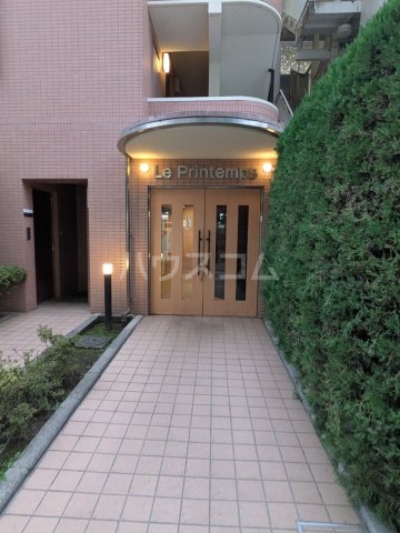 27/30 エントランス