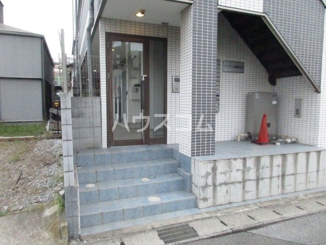 18/23 エントランス