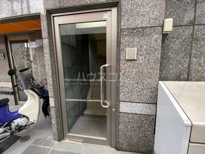 28/30 エントランス