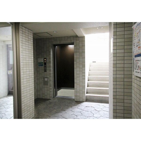 18/27 エントランス