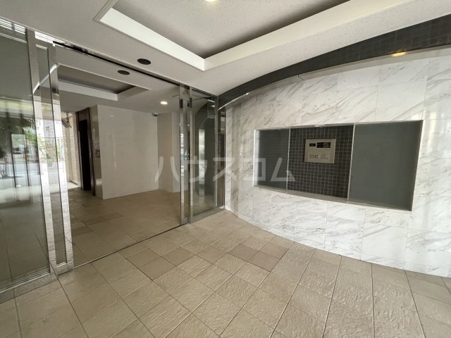 16/23 エントランス