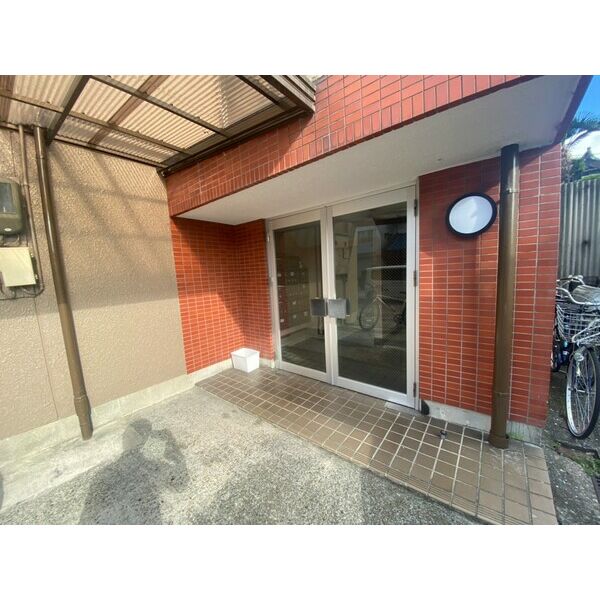 18/23 エントランス