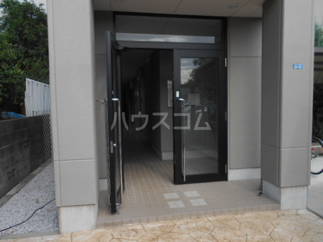 22/27 エントランス