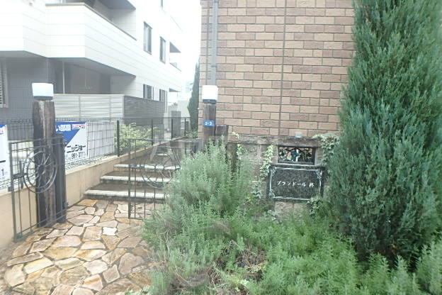 22/27 エントランス