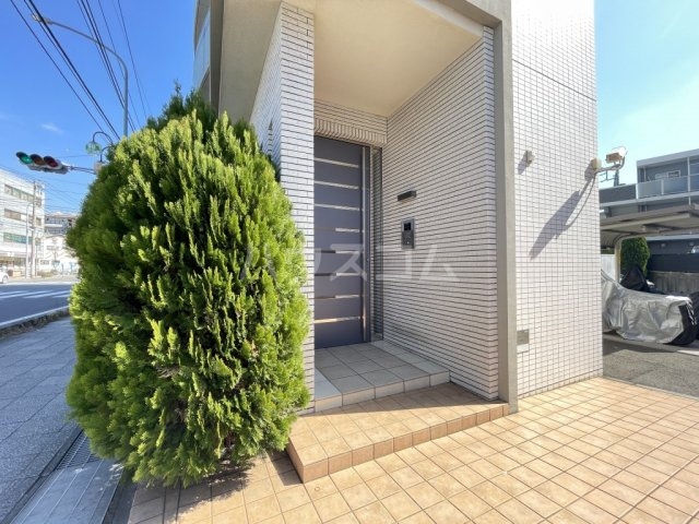 23/30 エントランス