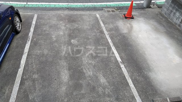 23/26 駐車場