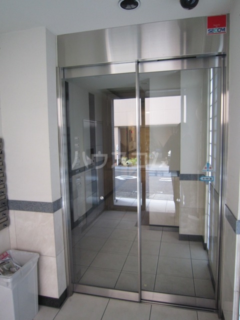 22/27 エントランス