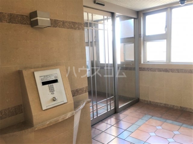 26/28 エントランス