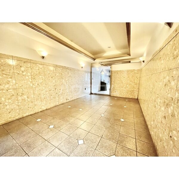 18/27 エントランス