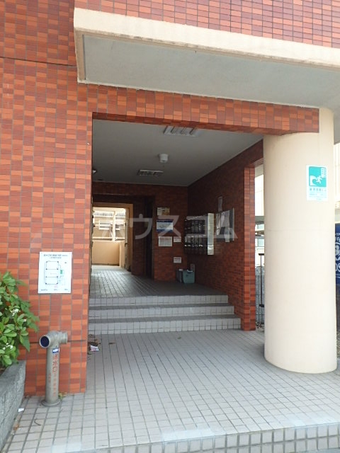 21/30 エントランス