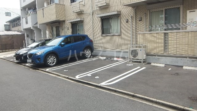 22/28 駐車場