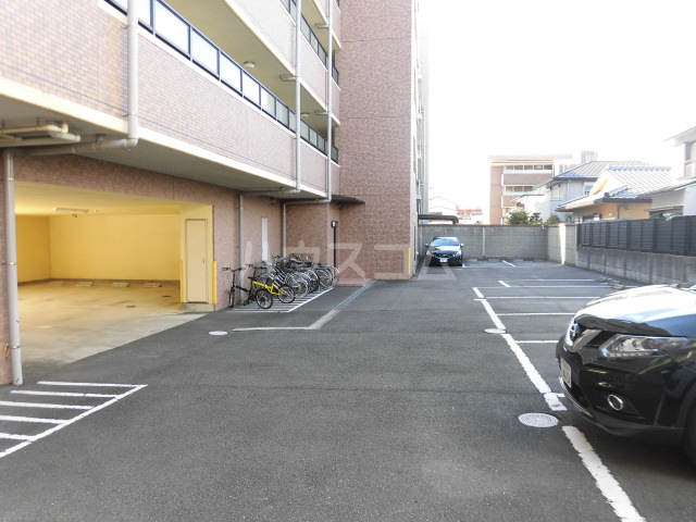 18/27 駐車場