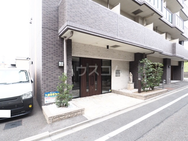 27/30 エントランス