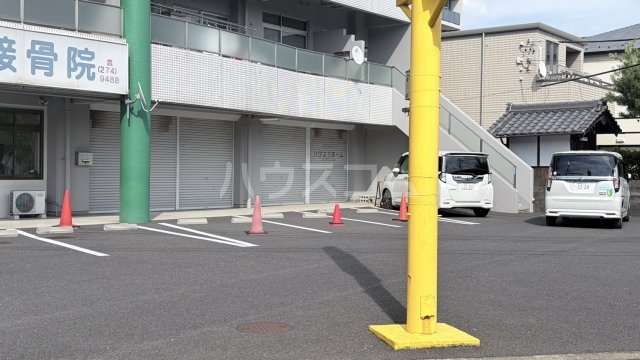 27/30 駐車場