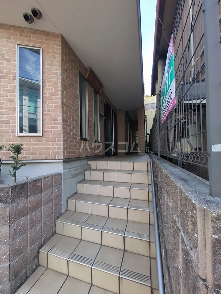 24/30 エントランス