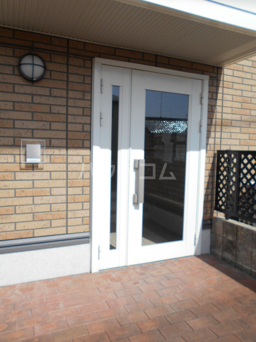 23/27 エントランス