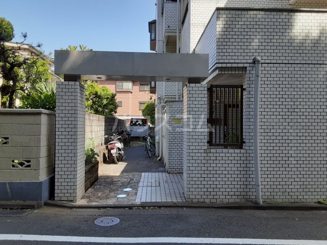 28/30 エントランス