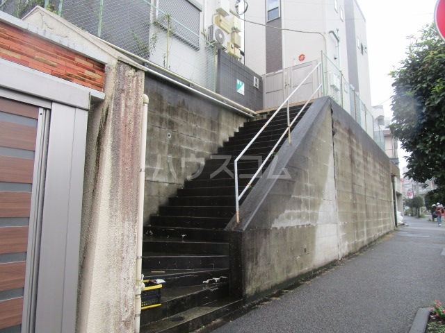27/30 エントランス