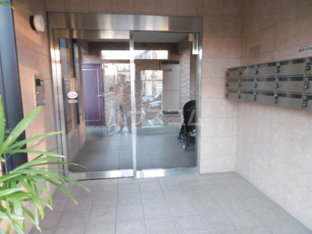 19/30 エントランス