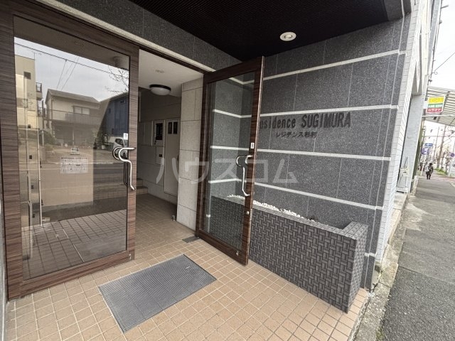 27/30 エントランス