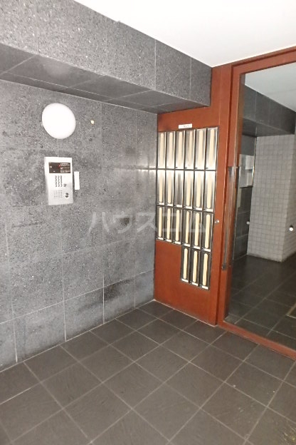 19/30 エントランス