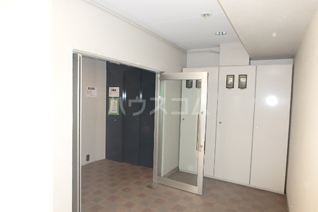 22/28 エントランス