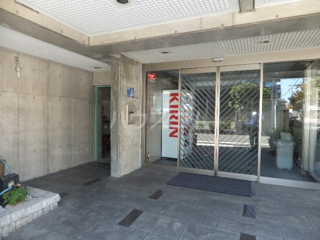 23/27 エントランス