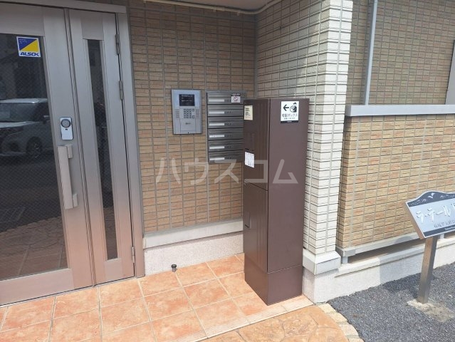 27/30 エントランス