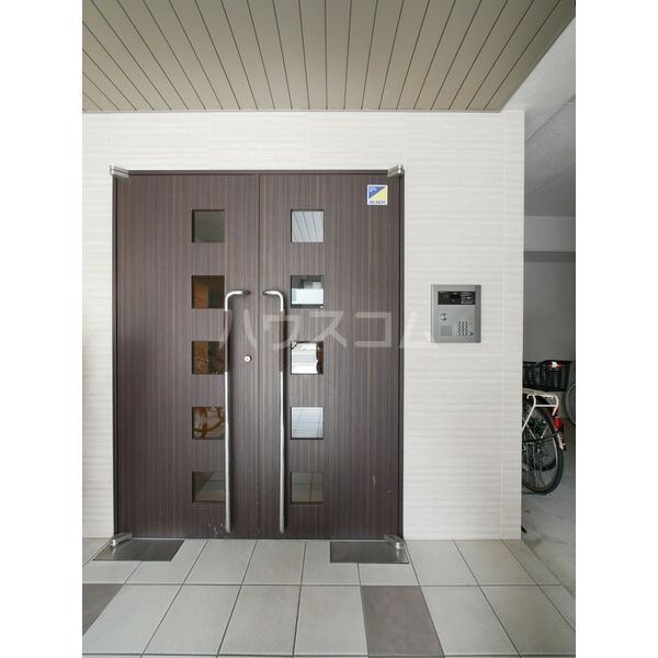 21/30 エントランス