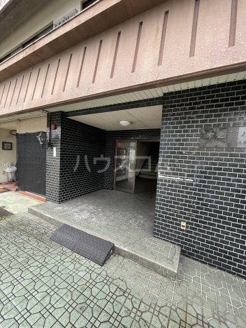 26/27 エントランス