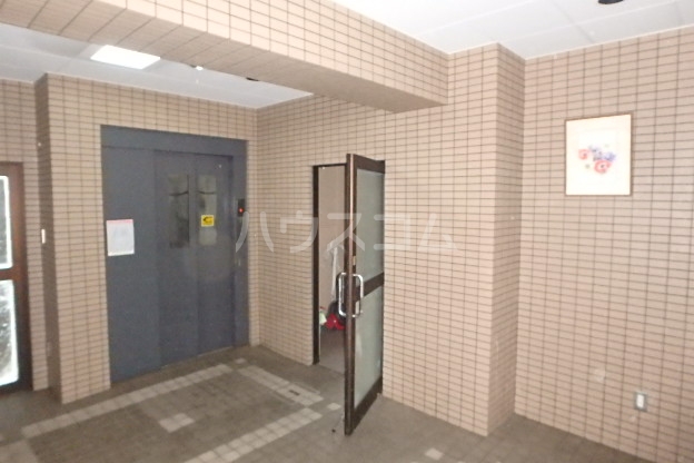 19/30 エントランス