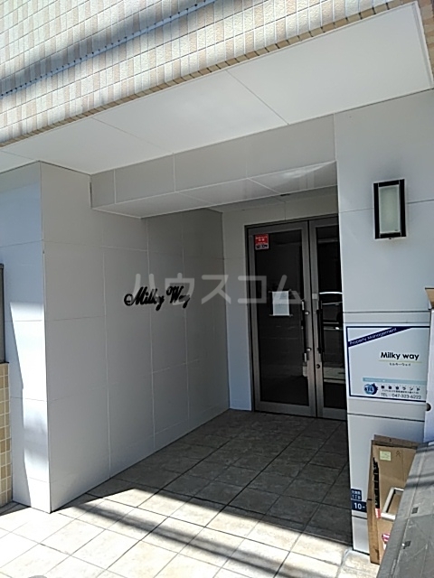 27/30 エントランス