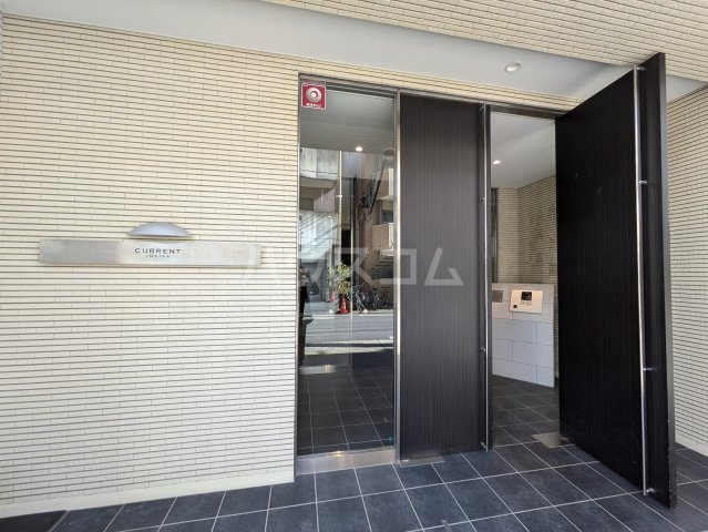 22/27 エントランス