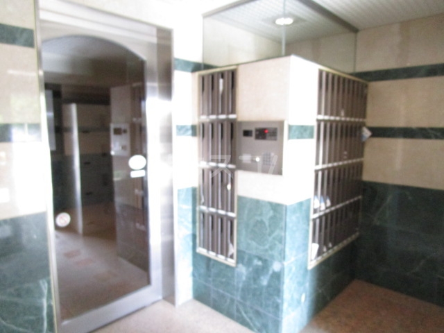 25/30 エントランス