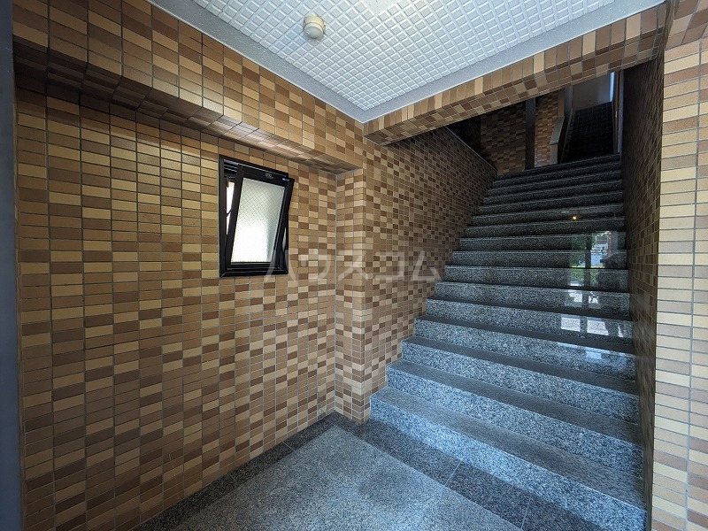 23/28 エントランス