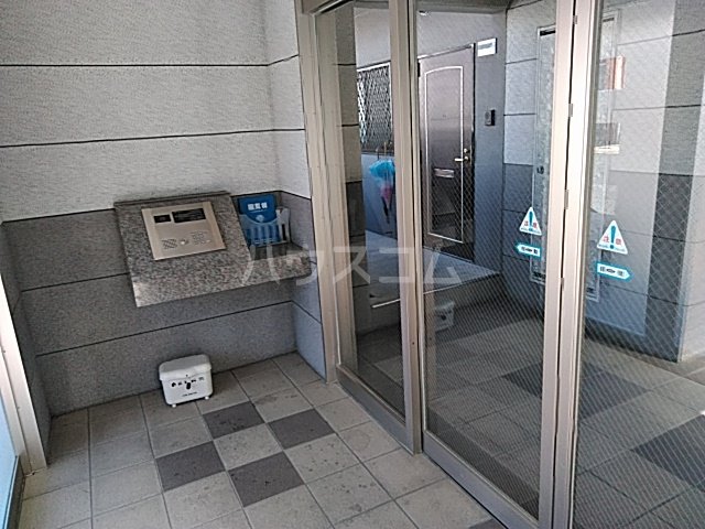 16/23 エントランス