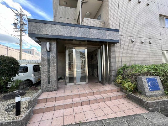 19/27 エントランス