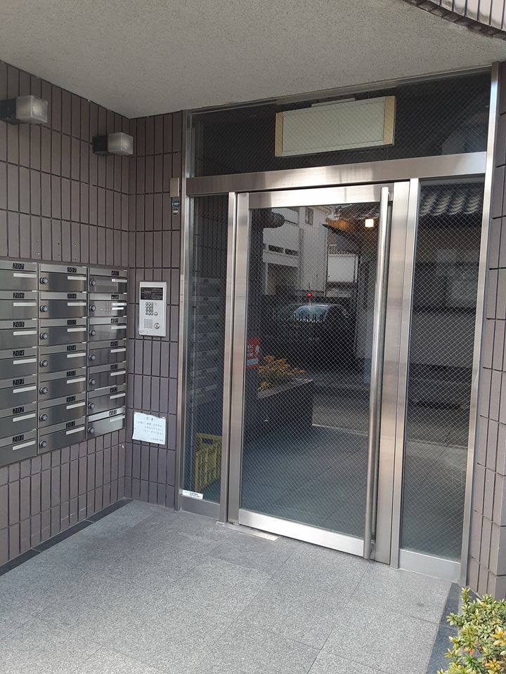 28/30 エントランス