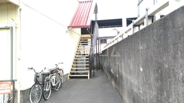 27/28 エントランス