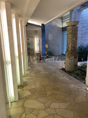 18/27 エントランス