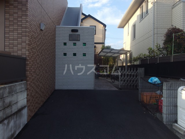 23/30 エントランス