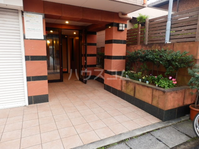 18/28 エントランス